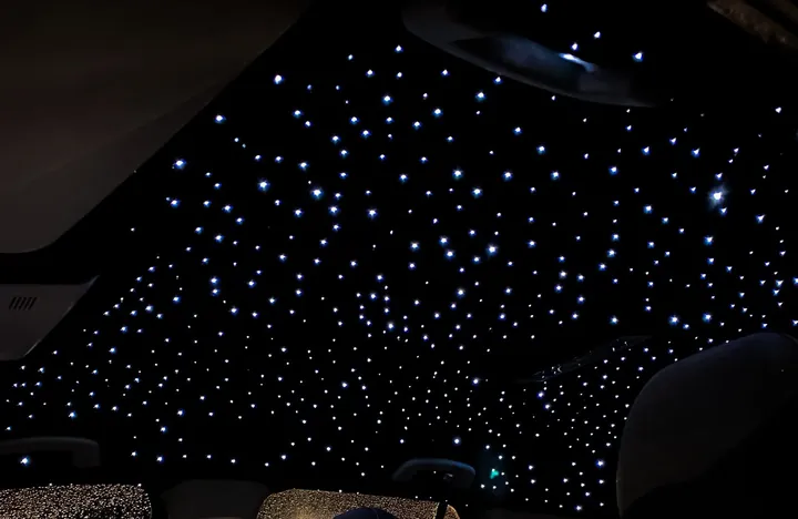 Ciel étoilé en fibre optique allumé sur un pavillon